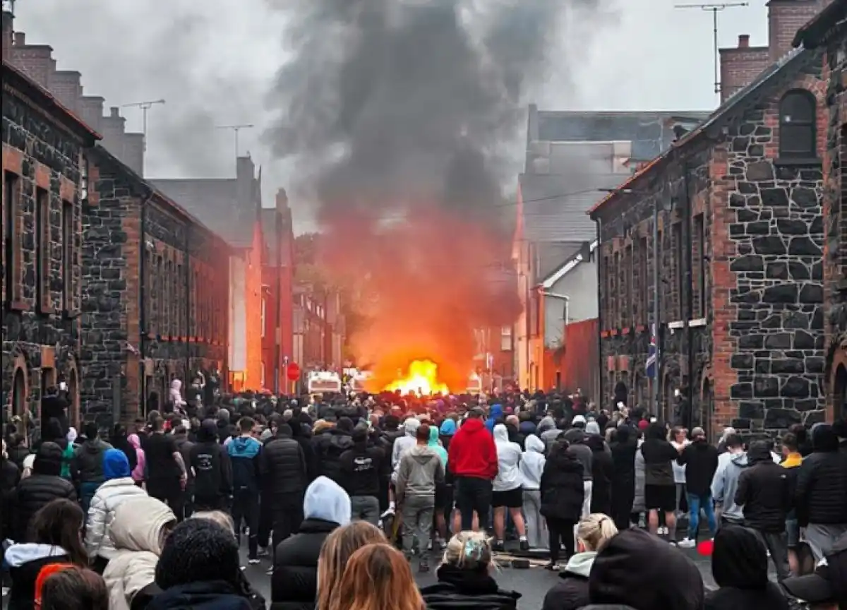 Image from stiripesurse.ro: Încă o seară de violențe în Irlanda de Nord: 'Românii sunt cei care su...