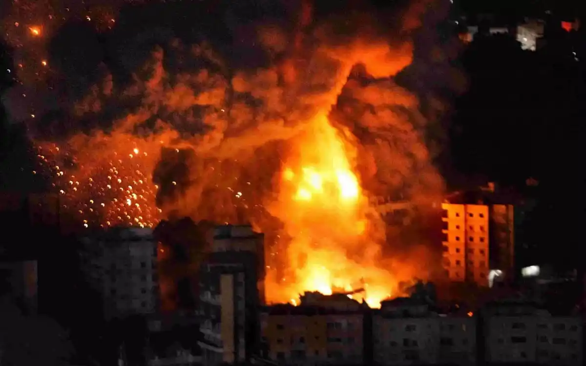 Image from stiripesurse.ro: Israelul a lansat un atac de proporții asupra Iranului: explozii puter...