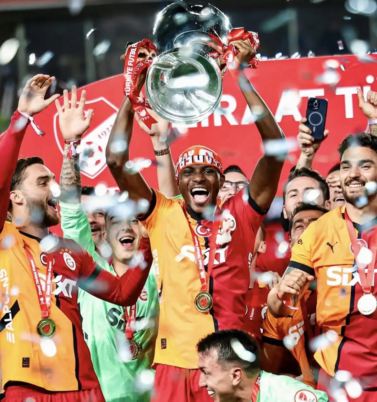 Image from SOCCER WORLD News HQ: Manchester United have reopened talks with Victor Osimhen as they cont...