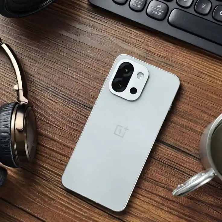 Image from Radio Esculapio UCMHo: _Pequeño_ pero *¡MATÓN!* 💥  Así es el nuevo *OnePlus 13s*, un smartph...
