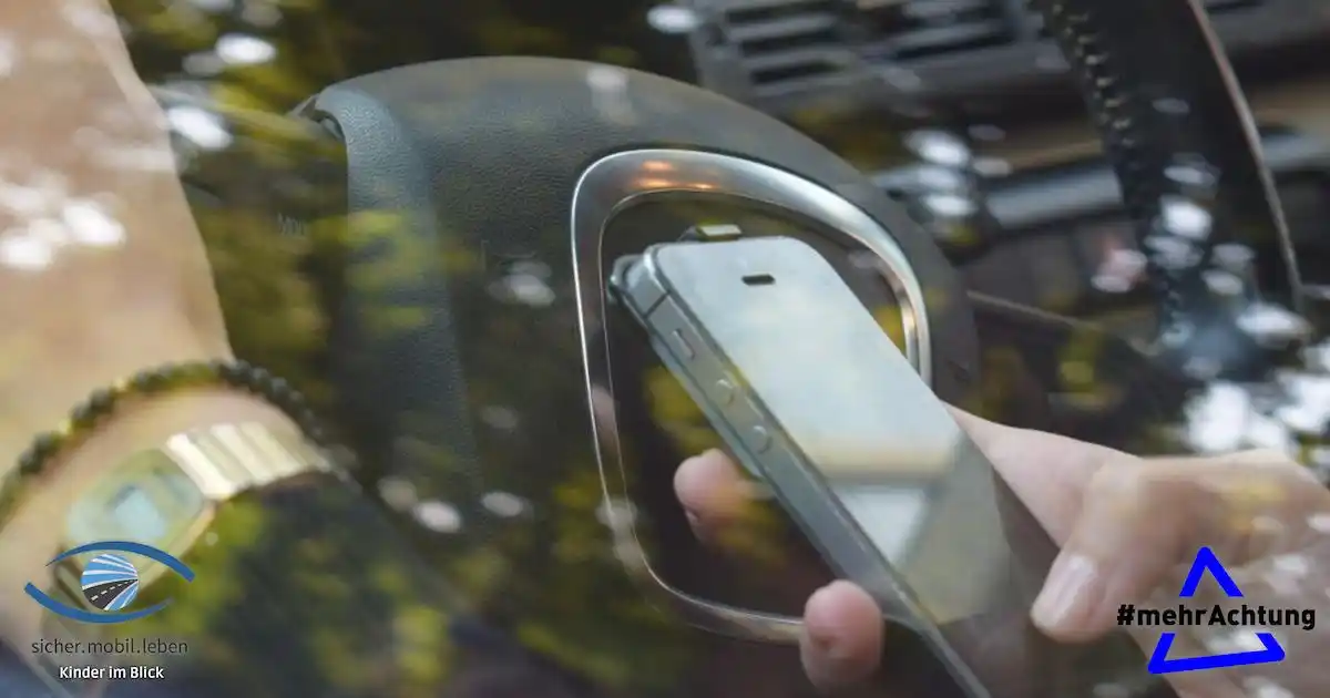 Image from Polizeipräsidium Trier: *Sicher.mobil.leben - Kinder im Blick* 📲 Ein kurzer Blick aufs Handy...