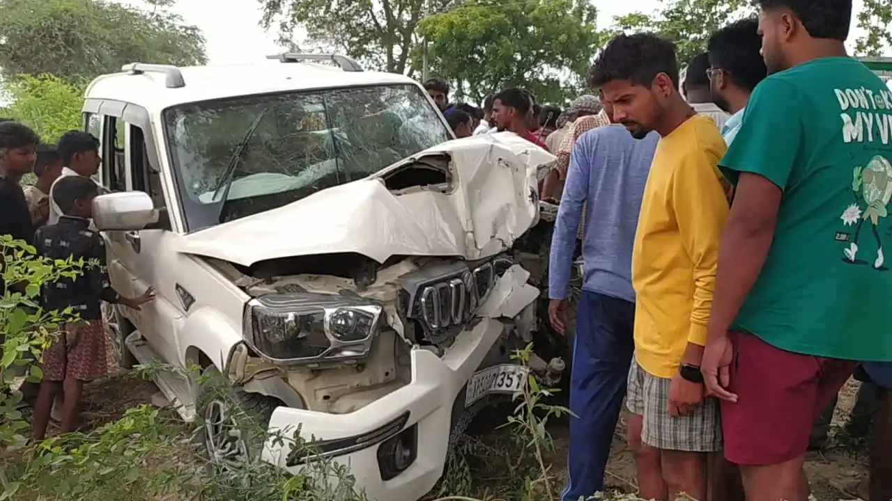 Image from Bpi News: 🚨 बलिया : स्कॉर्पियो कार ने बाइक सवार को मारी टक्कर 🚨 🚗 स्कॉर्पियो...