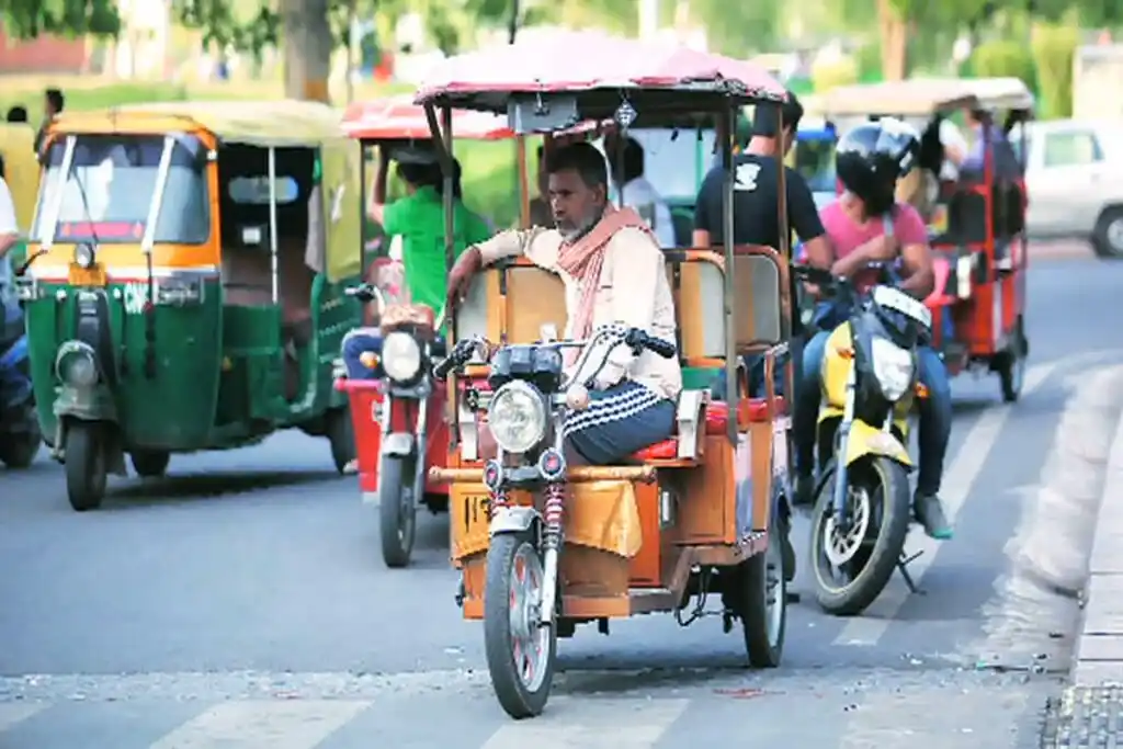 Image from Bpi News: 🔴 ब्रेकिंग न्यूज़ | यूपी में ई-रिक्शा, ओला-उबर चालकों के लिए नया नियम...