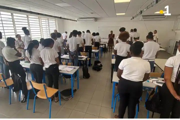 Image from Martinique La 1ère: [COLLEGES]  Hommage à la surveillante tuée au collège de Nogent : une ...