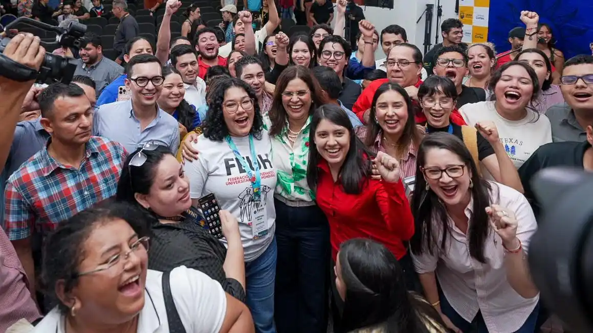 Image from RIXI MONCADA PRESIDENTA 🌺: Con alegría y entusiasmo compartimos esta noche con la juventud univer...