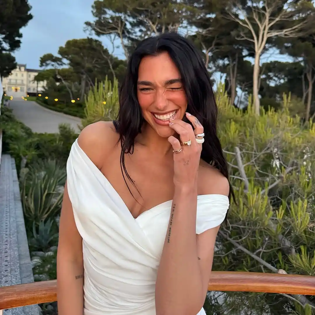 Image from UOL | Universo Dua Lipa : *Dua noiva?* 😮 Calmaaaa, ainda não! Kkkkk   É só um gostinho com esse...