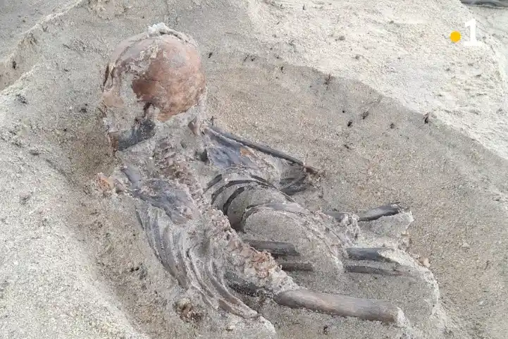 Image from Martinique La 1ère: [EN IMAGES]  Un trésor archéologique Arawak à Sainte-Anne, un squelett...