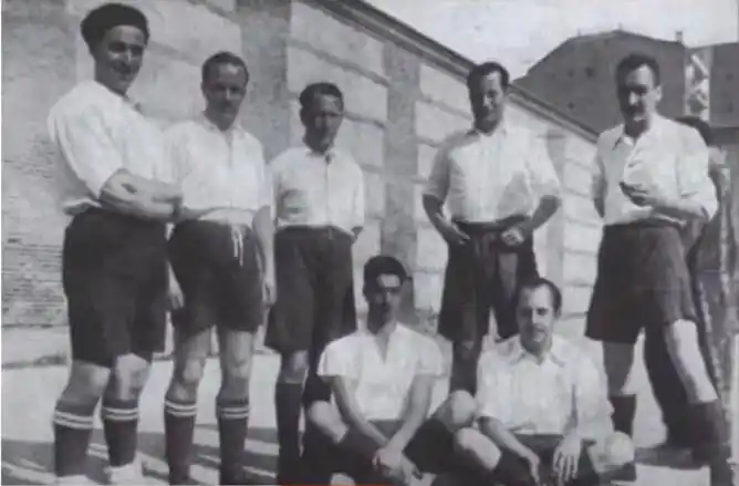 Image from Samurái de Occidente: 📷 Equipo de fútbol formado por los falangistas en la Cárcel Modelo de...