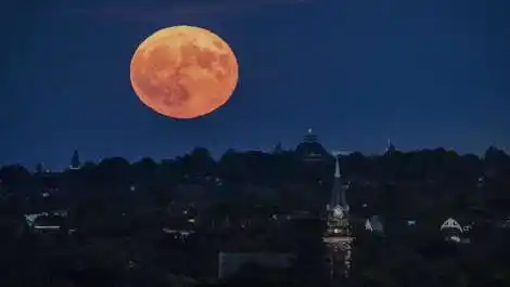 Image from rosenheim24: 🍓🌕 *„Erdbeermond“ im am Mittwoch*: Warum er ein besonderer Vollmond ...