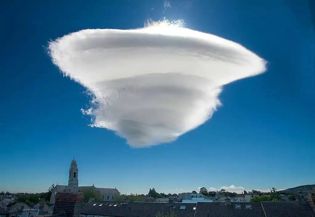 Image from Centro Meteorológico Provincial Ciego de Ávila: Esto no es un OVNI, es una nube lenticular. Las nubes lenticulares s...