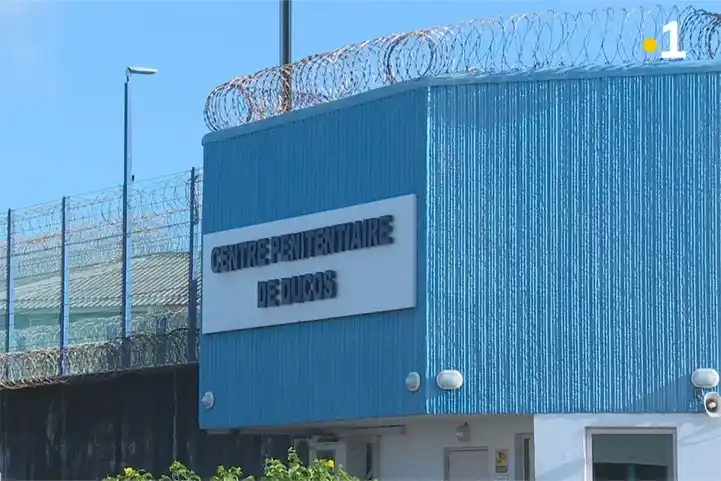 Image from Martinique La 1ère: [PRISON] 🚨Début de mutinerie au centre pénitentiaire de Ducos 📲 http...