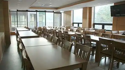 Image from Martinique La 1ère: [SCOLAIRES]  Pas de repas à la cantine ce lundi, à Fort-de-France  ➡️ ...