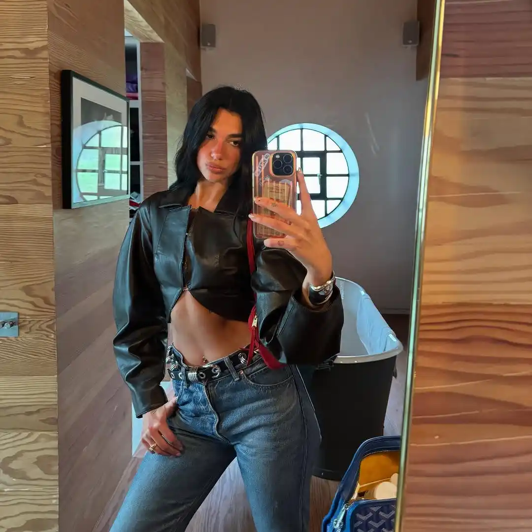 Image from UOL | Universo Dua Lipa : Se tem tour? 🌏 Tem dumpzinho da Dua! 👇🤩🩷 📸 @dualipa; @madison_ph...