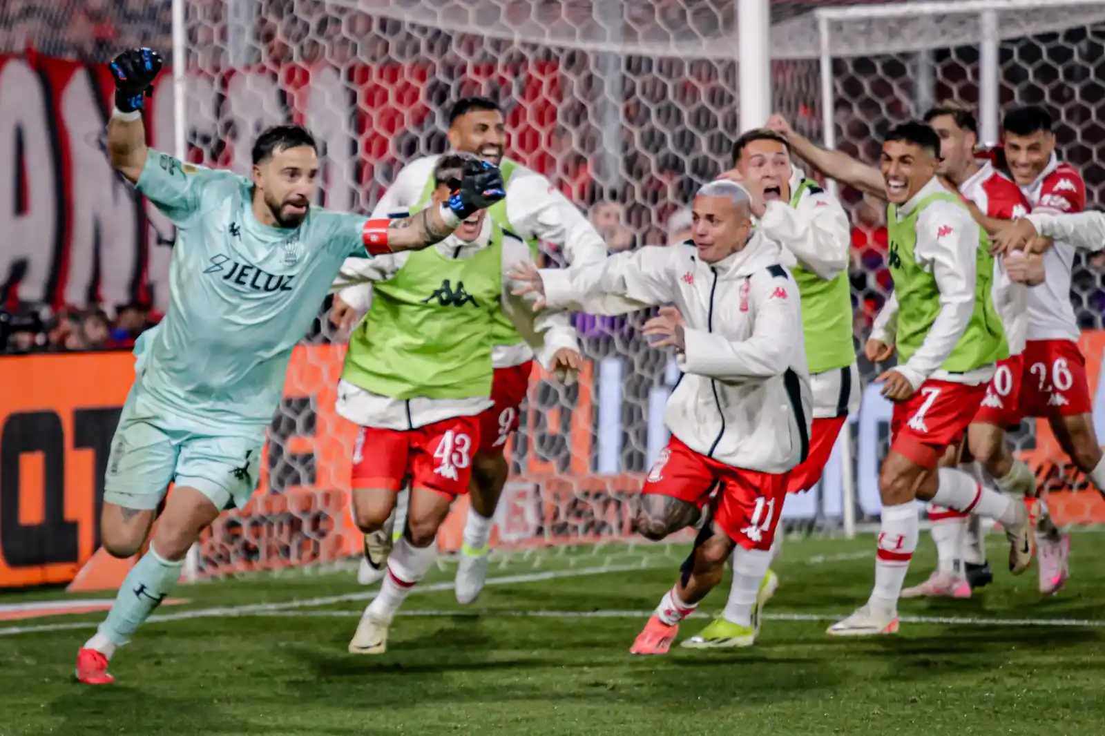 Image from Club Atlético Huracán: ¡Viva la Patria! ¡Viva Huracán! 🎈🇦🇷 <a class="text-blue-500 hover:...