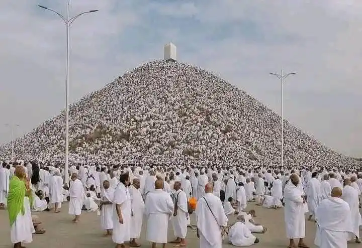 Image from Hanfiyaat Institute: *عالم اسلام کو حج مبارک ہو!*  لَبَّیْکَ اَللّٰھُمَّ لَبَّیْکَ، لَبَّیْ...