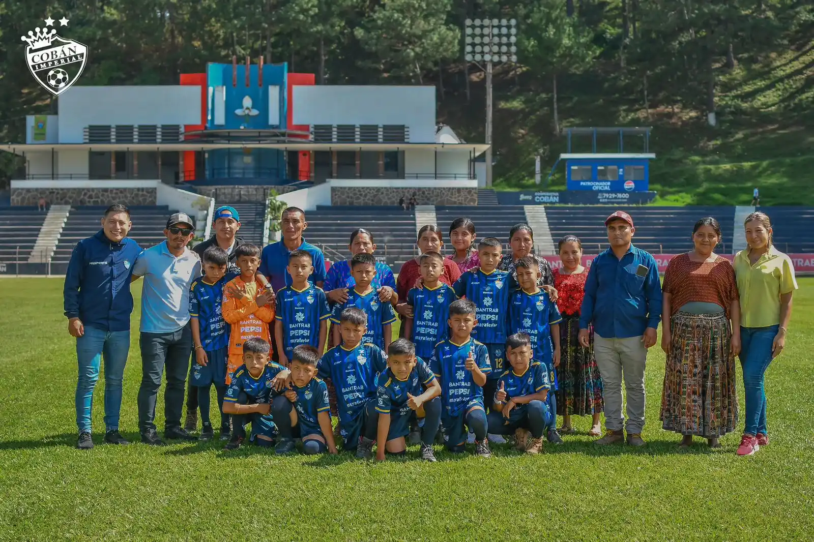Image from CSD Cobán Imperial: APOYANDO LOS SUEÑOS DE NUESTRA NIÑEZ ⚽💙 Hoy se hizo entrega de unifo...