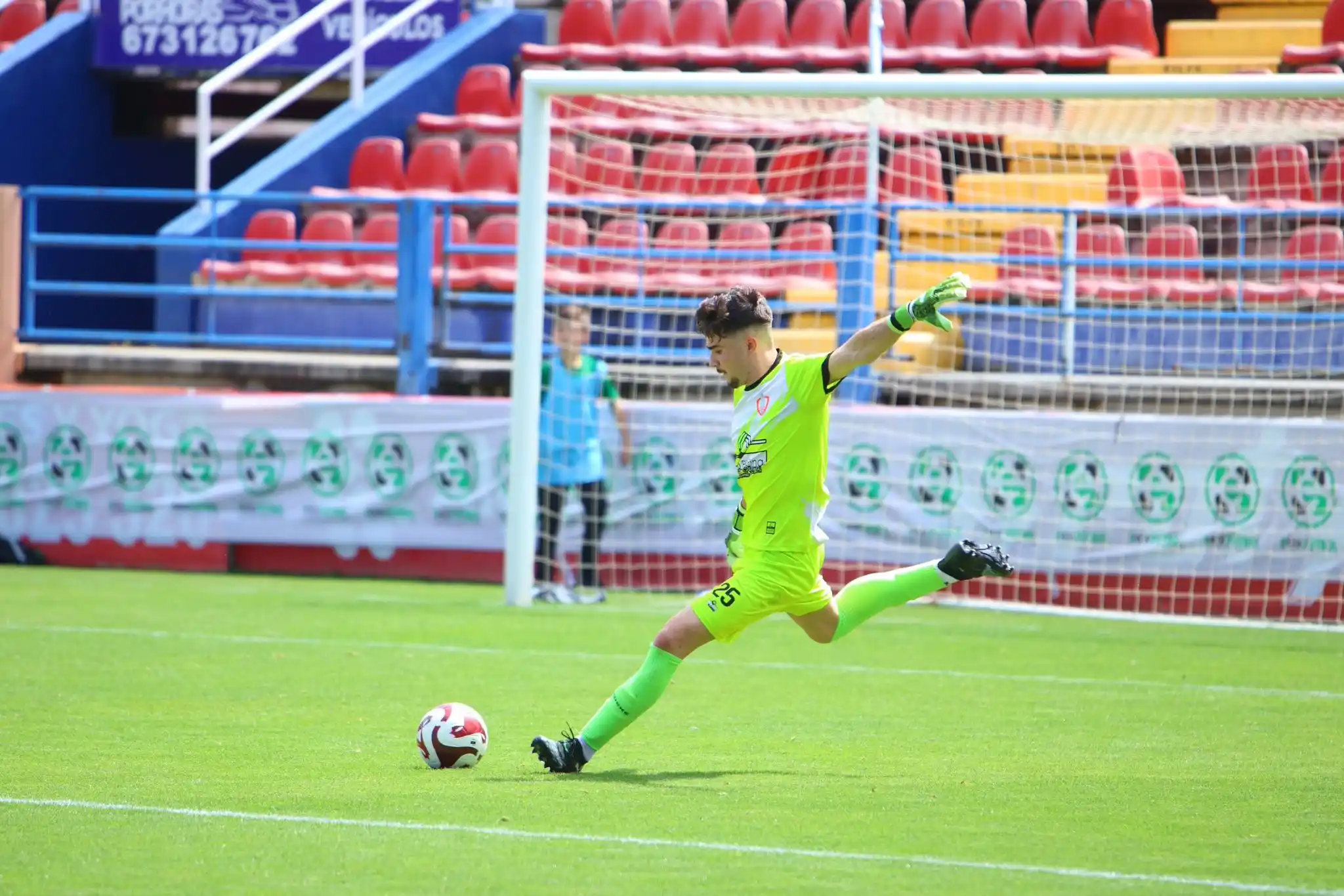Image from CF CAMPANARIO: BAJA | GRACIAS, HUERTAS 🧤 Cierra su etapa en el Campa tras defender ...