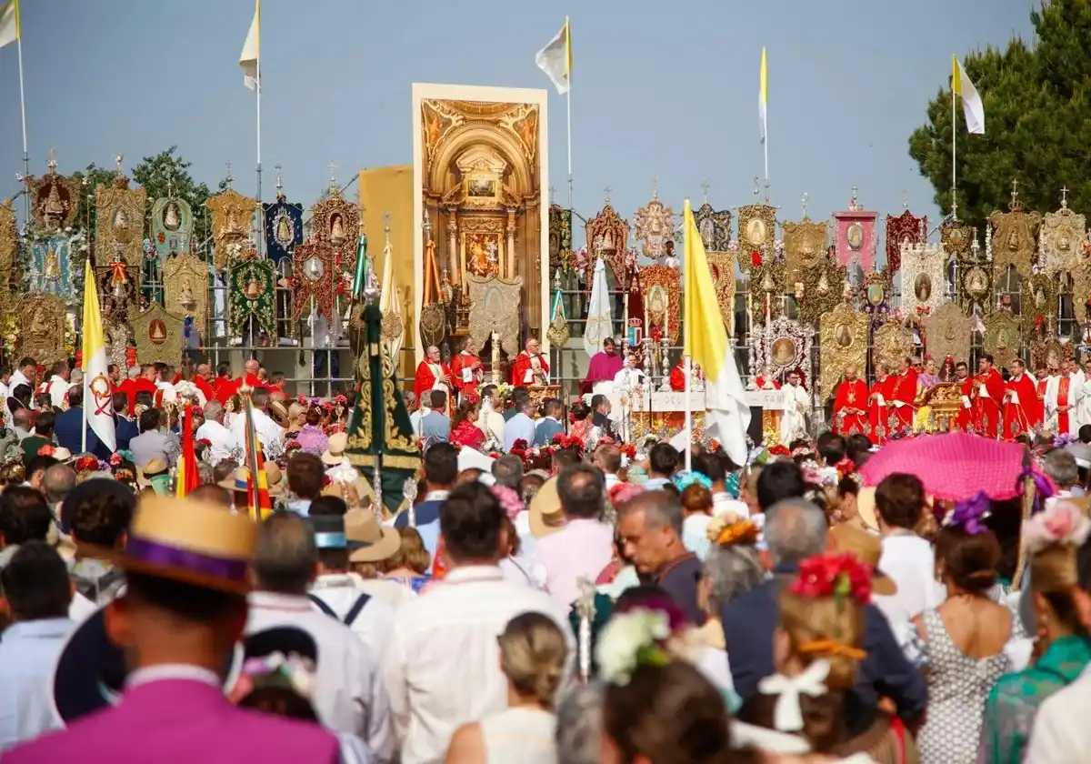Image from ABC de Sevilla: 🕊️ *El Rocío vive su misa de Pentecostés más multitudinaria en la mar...