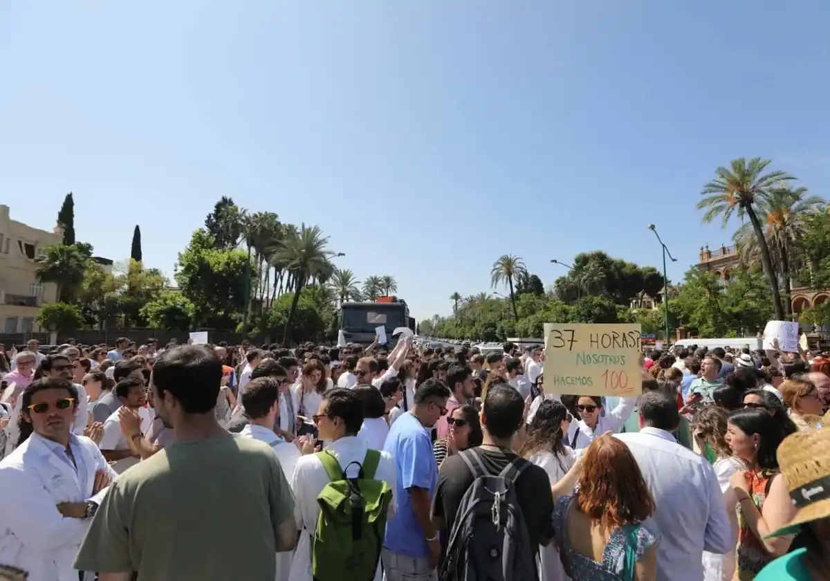 Image from ABC de Sevilla: 🫸🏼 *La manifestación de los médicos corta la avenida de la Palmera* ...