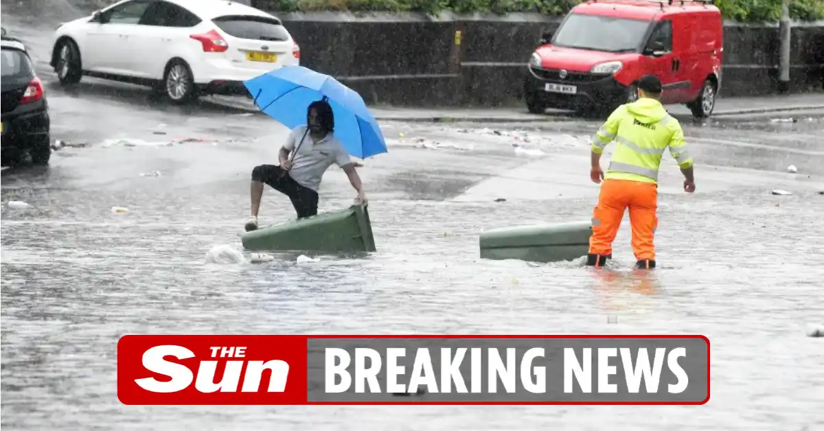Image from The Sun: Met Office gives 'danger to life' amber storm warning today https://ti...