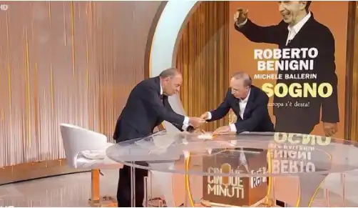 Image from Spettacolo Fanpage.it: *Roberto Benigni prende in giro Bruno Vespa, la battuta su Berlusconi*...