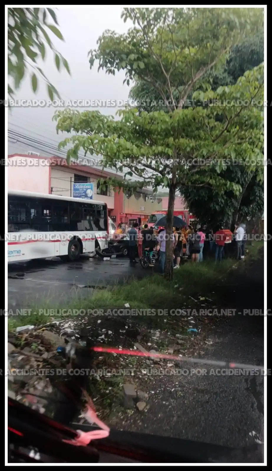 Image from Accidentes de Costa Rica .Net: San José, Pavas, Bulevar, frente a la Farmacia La Bomba. Cuerpos de em...