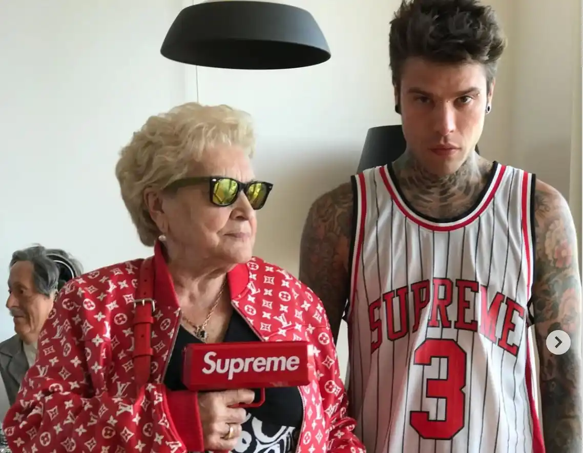 Image from Spettacolo Fanpage.it: 🔴ULTIM'ORA Grave lutto per Fedez. È morta nonna Luciana 💔 https://f...