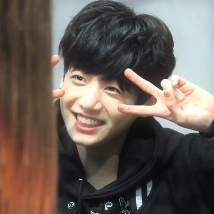 Image from ⟭⟬ 𝗠𝗢𝗩𝗜𝗡𝗚 𝗢𝗡 𝗕𝗧𝗦⁷ D-7: *💜 Armys! 💜* Nosso golden maknae precisa do nosso apoio. Sabemos o q...