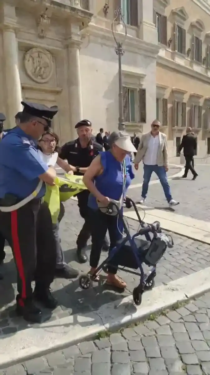 Image from RomaToday: Blitz di Ultima Generazione, mille forbici davanti a Montecitorio: "Il...