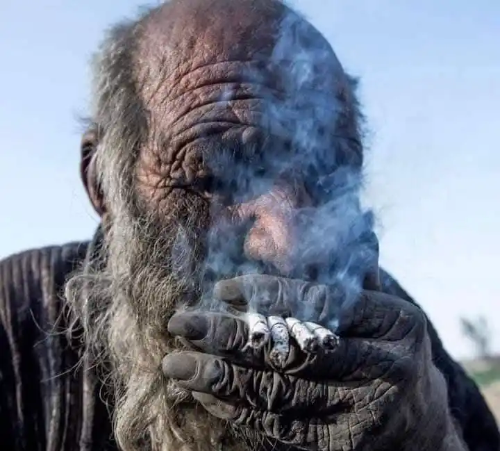 Image from عجیب وغریب: 'دنیا کا سب سے گندا آدمی'(World's Dirtiest Man) ایران میں 94 سال کی عم...