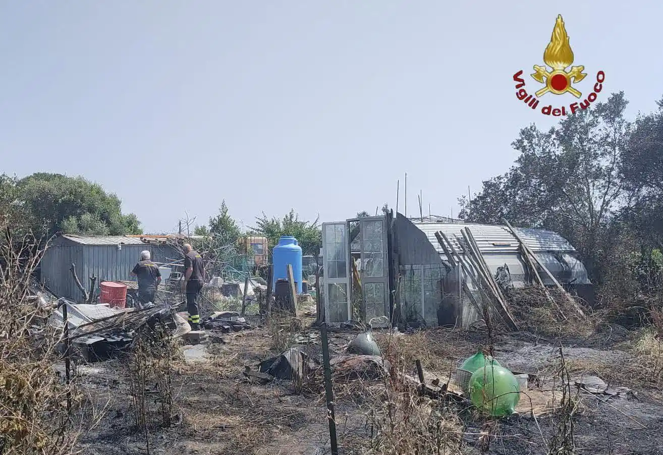 Image from RomaToday: Esplode bombola gpl durante un incendio: ferito un vigile del fuoco ⬇️...