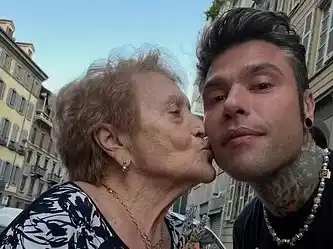 Image from Tgcom24: *Fedez, è morta la nonna Luciana* L'annuncio sui social _Leggi:_ mds...