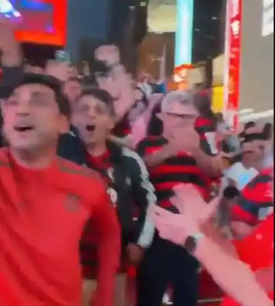 Image from UOL | Flamengo Agora: *Festa rubro-negra na Times Square* 🤩 A adm admite que tá sentindo a...