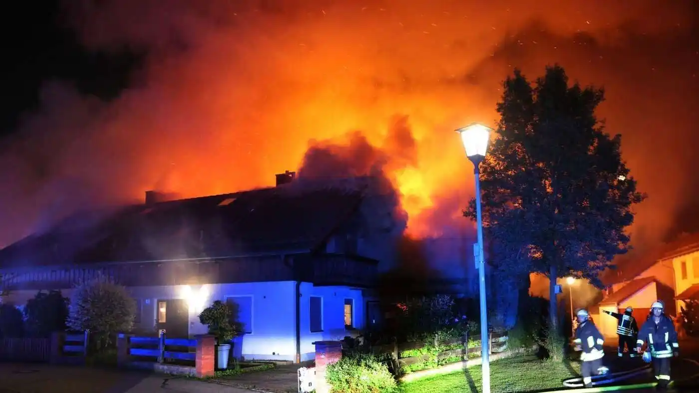 Image from innsalzach24: 🚨 *Flammen-Inferno in Oberbergkirchen*: Zwei Wohnhäuser in Brand http...