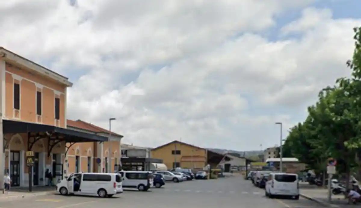 Image from RomaToday: Follia alla stazione: sputa contro i viaggiatori e aggredisce poliziot...