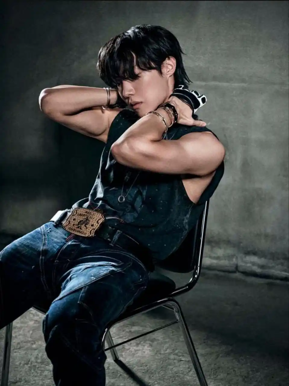 Image from ⟭⟬ 𝗠𝗢𝗩𝗜𝗡𝗚 𝗢𝗡 𝗕𝗧𝗦⁷ D-7: — Fotos exclusivas de Jhope para Melon no lançamento de "Killin' It Gi...