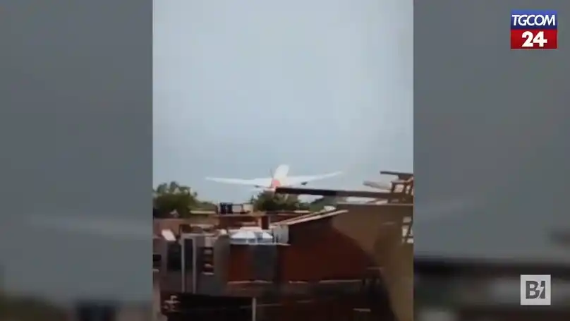 Image from Tgcom24: *India, il momento in cui precipita un aereo con 242 passeggeri a bord...