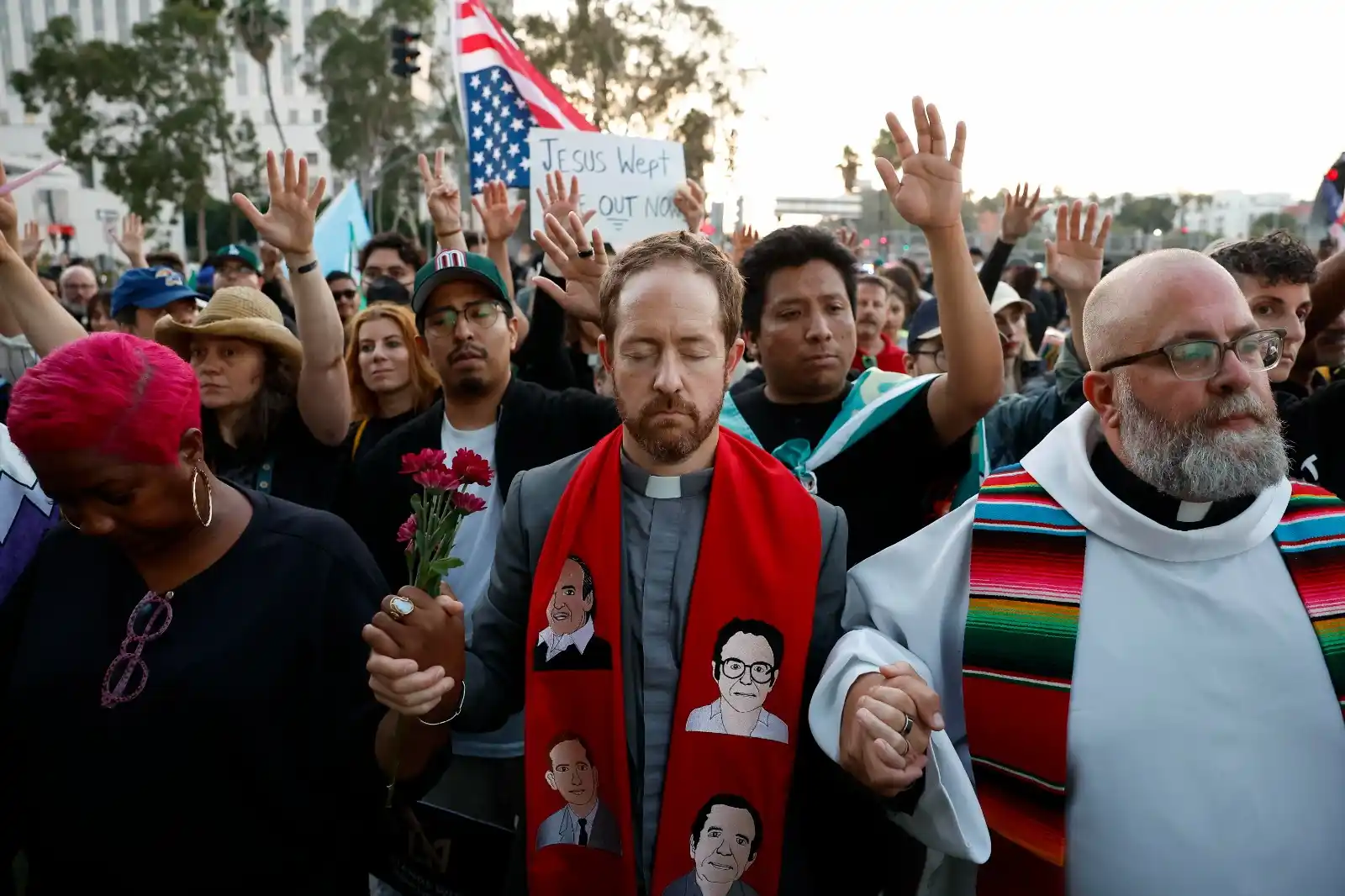 Image from Tgcom24: 🌎 *LE NOTIZIE DI OGGI* ▪️ *Proteste a Los Angeles, imposto il coprif...