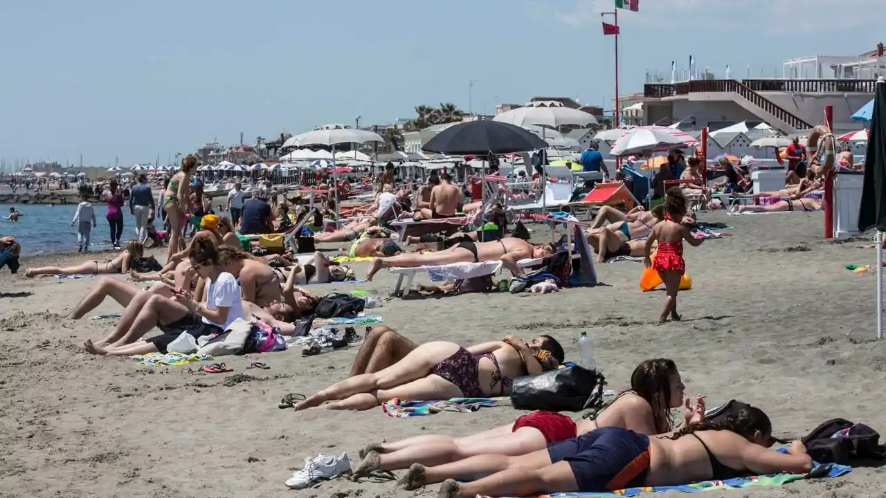 Image from RomaToday: 🔴Mare dietro l'angolo, conto da resort. Quanto costano case, alberghi...