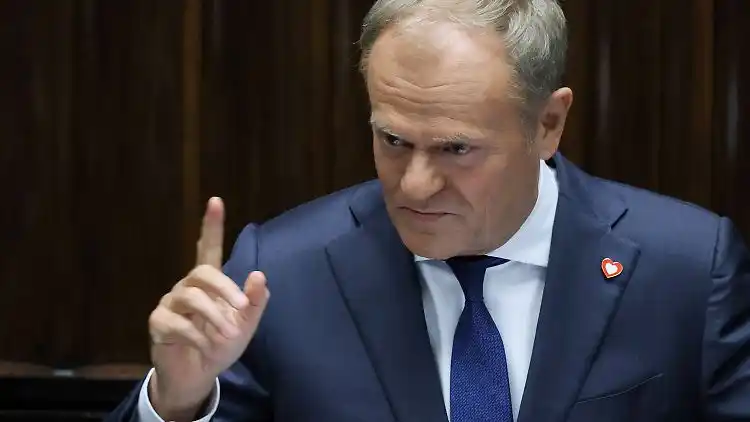 Image from ntv: Nawrocki droht mit Widerstand *Polens Premier Tusk gewinnt Vertrauensa...
