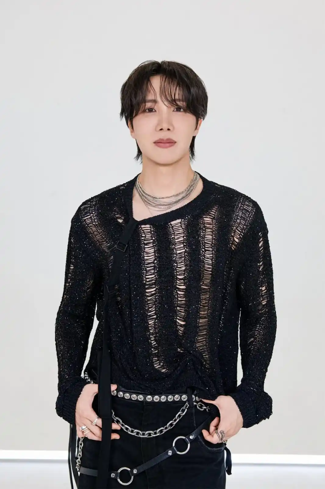 Image from ⟭⟬ 𝗠𝗢𝗩𝗜𝗡𝗚 𝗢𝗡 𝗕𝗧𝗦⁷ D-7: ✨️| O JHOPE compartilhou os seus pensamentos sobre o lançamento da nov...