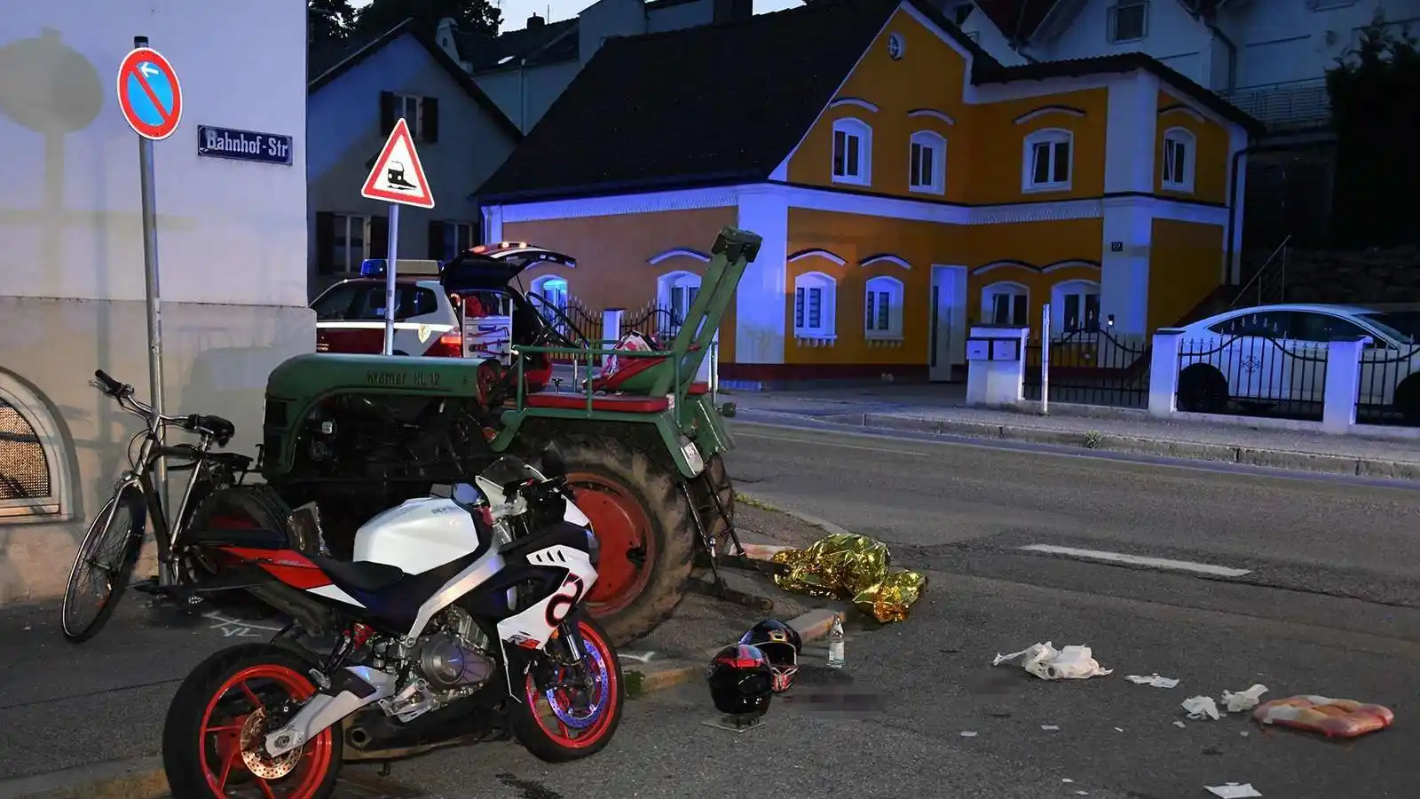 Image from innsalzach24: Servus zusammen! 😊 👉🏼 *Motorrad knallt in Traktor*: Hubschrauber ...