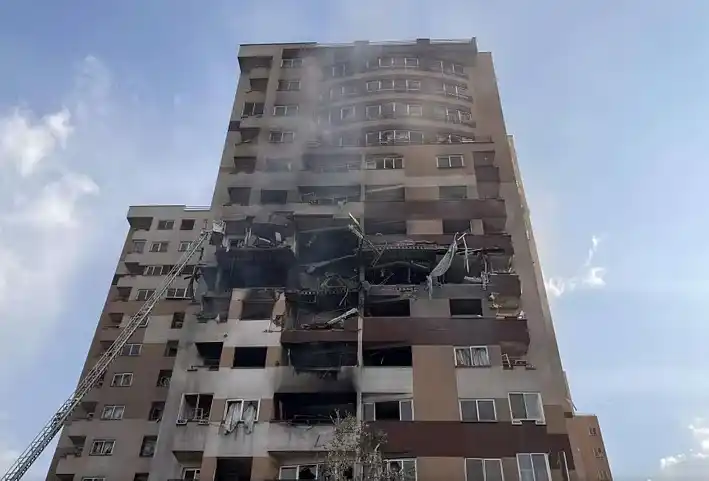 Image from Tgcom24: *Teheran, la capitale iraniana si sveglia sotto le bombe* Tra distruzi...