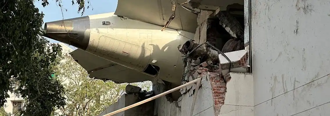 Image from ntv: "Überlebenden gefunden" *Das Wunder von Sitzplatz 11A* https://www.n-...