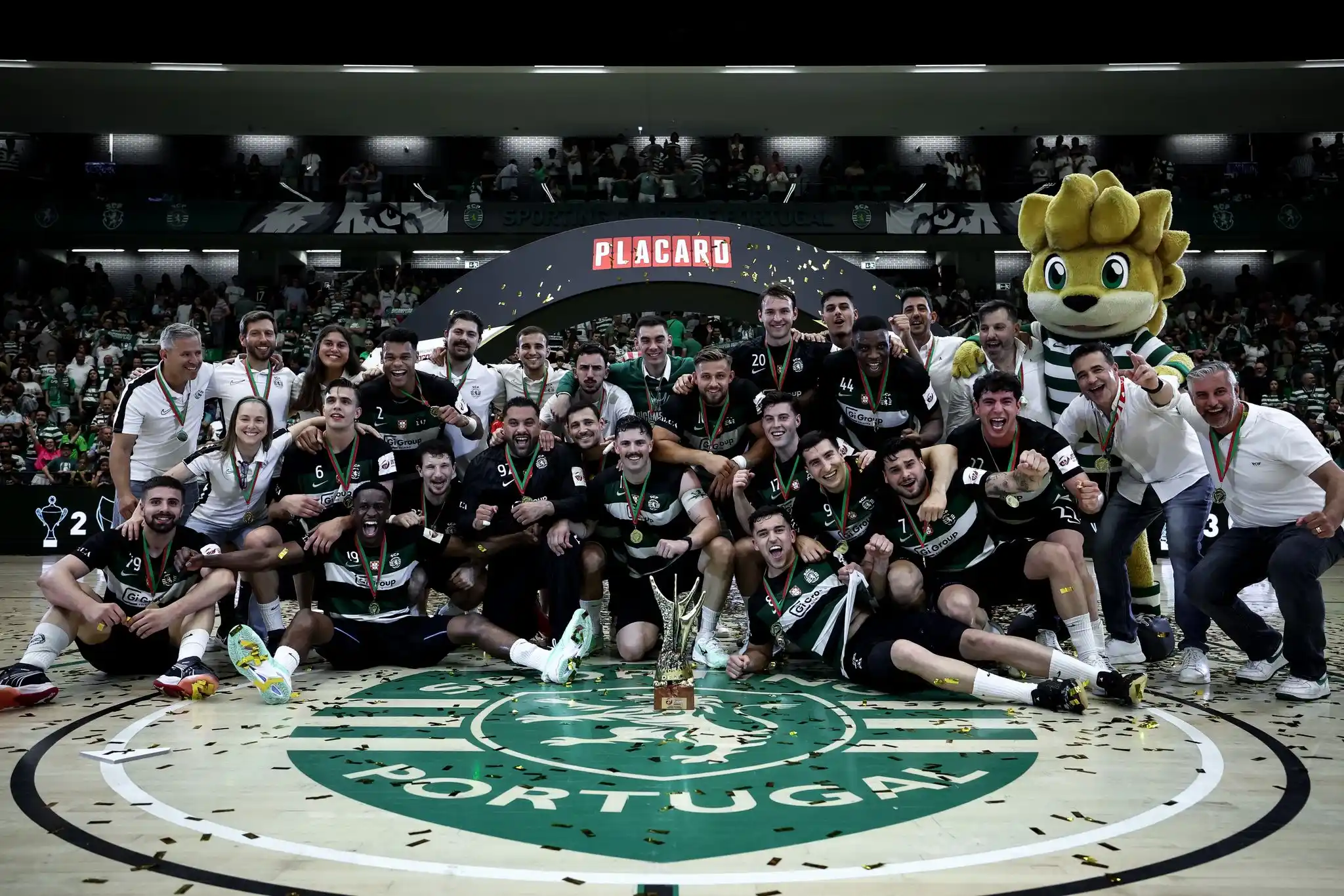 Image from Sporting CP: 📸 A foto de família dos 𝘽𝙞𝙘𝙖𝙢𝙥𝙚𝙤̃𝙚𝙨 do <a class="text-blue-...