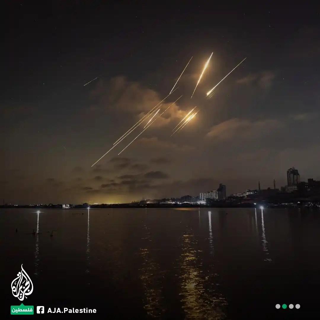Image from الجزيرة فلسطين: غزيون يرصدون مرور الصواريخ الإيرانية فوق شاطئ القطاع باتجاه إسرائيل <a...