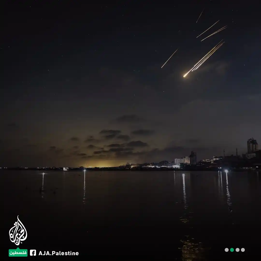 Image from الجزيرة فلسطين: غزيون يرصدون مرور الصواريخ الإيرانية فوق شاطئ القطاع باتجاه إسرائيل <a...