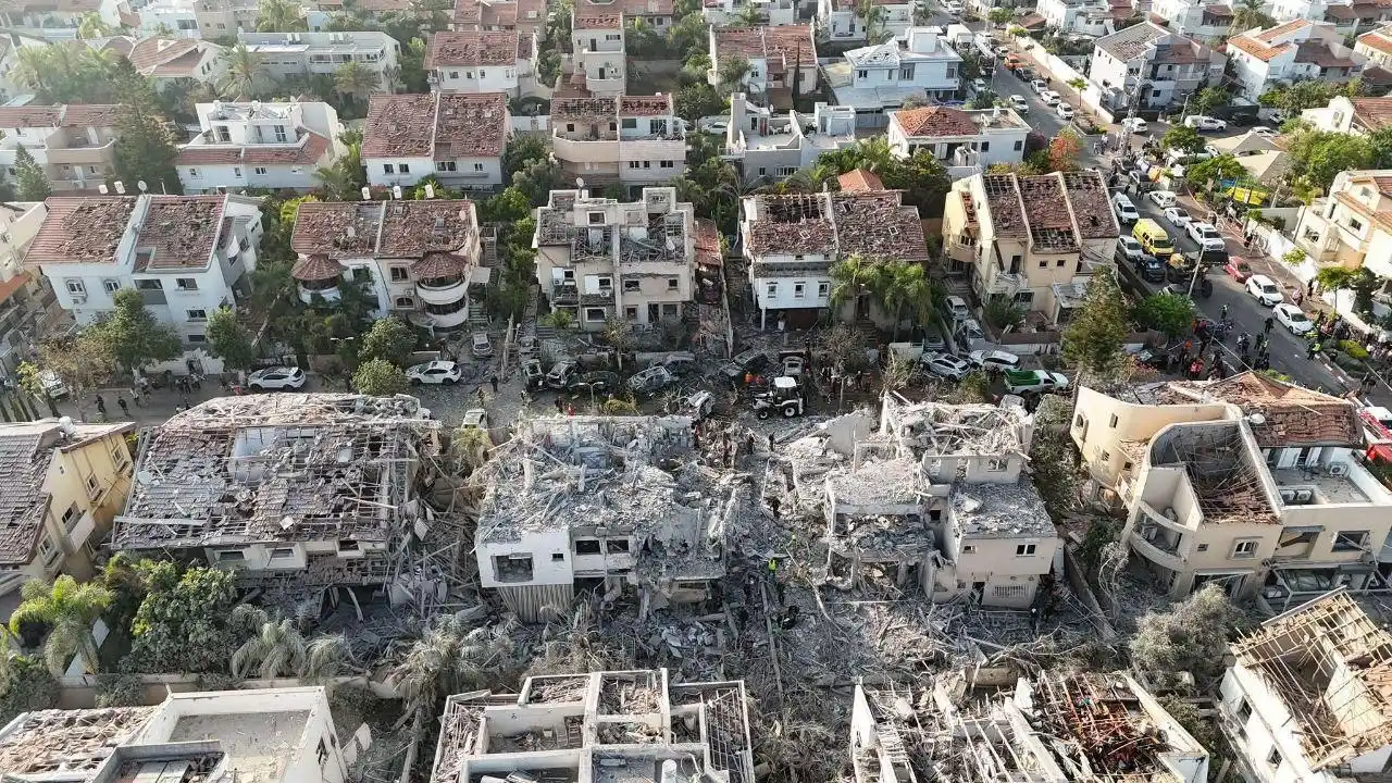 Image from Enlace Judío : 🚨 *La destrucción que dejó el misil iraní en Rishon Lezion.* 🔴 Sígu...
