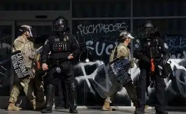 Image from Quotidiano Il Tempo: 📌 *Los Angeles, è il caos. Coprifuoco e arresti di massa. Trump: anim...