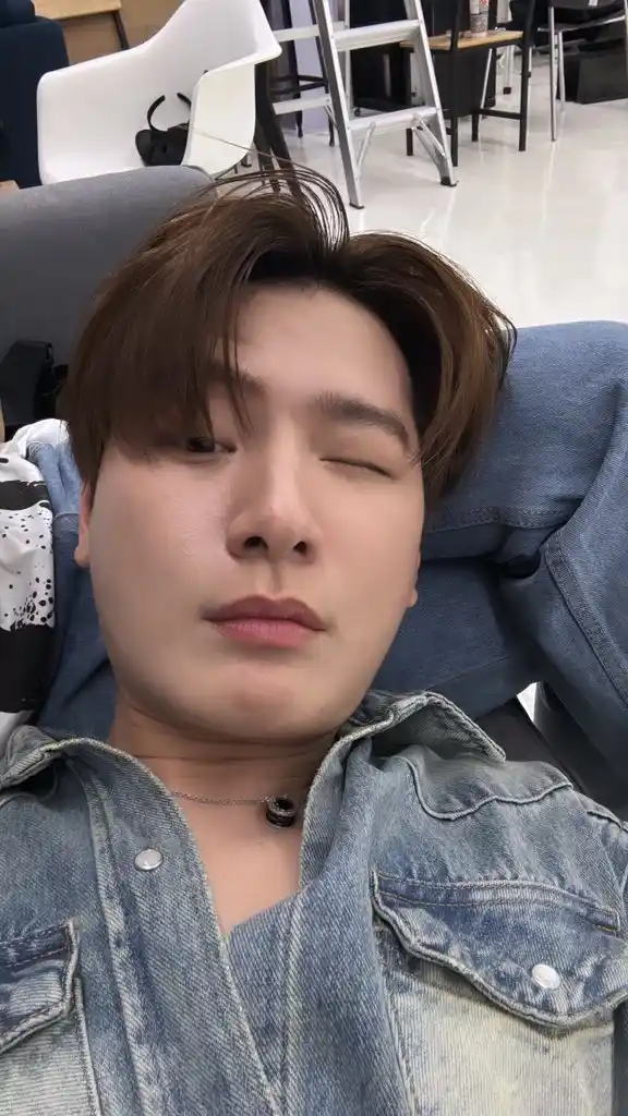 Image from 🦁Krist Singto Bpen Faen Gun🐢: Pap manis dari Krist, Krist sleeping on Singto's lap🥹🩷 <a class="te...